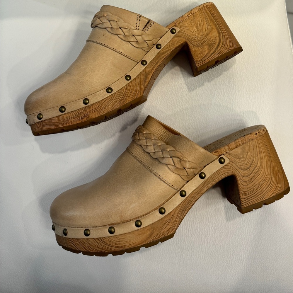 Kork-Ease Tilly Leather and Faux Wood Heeled Braided
Clogs Yellow Size 9